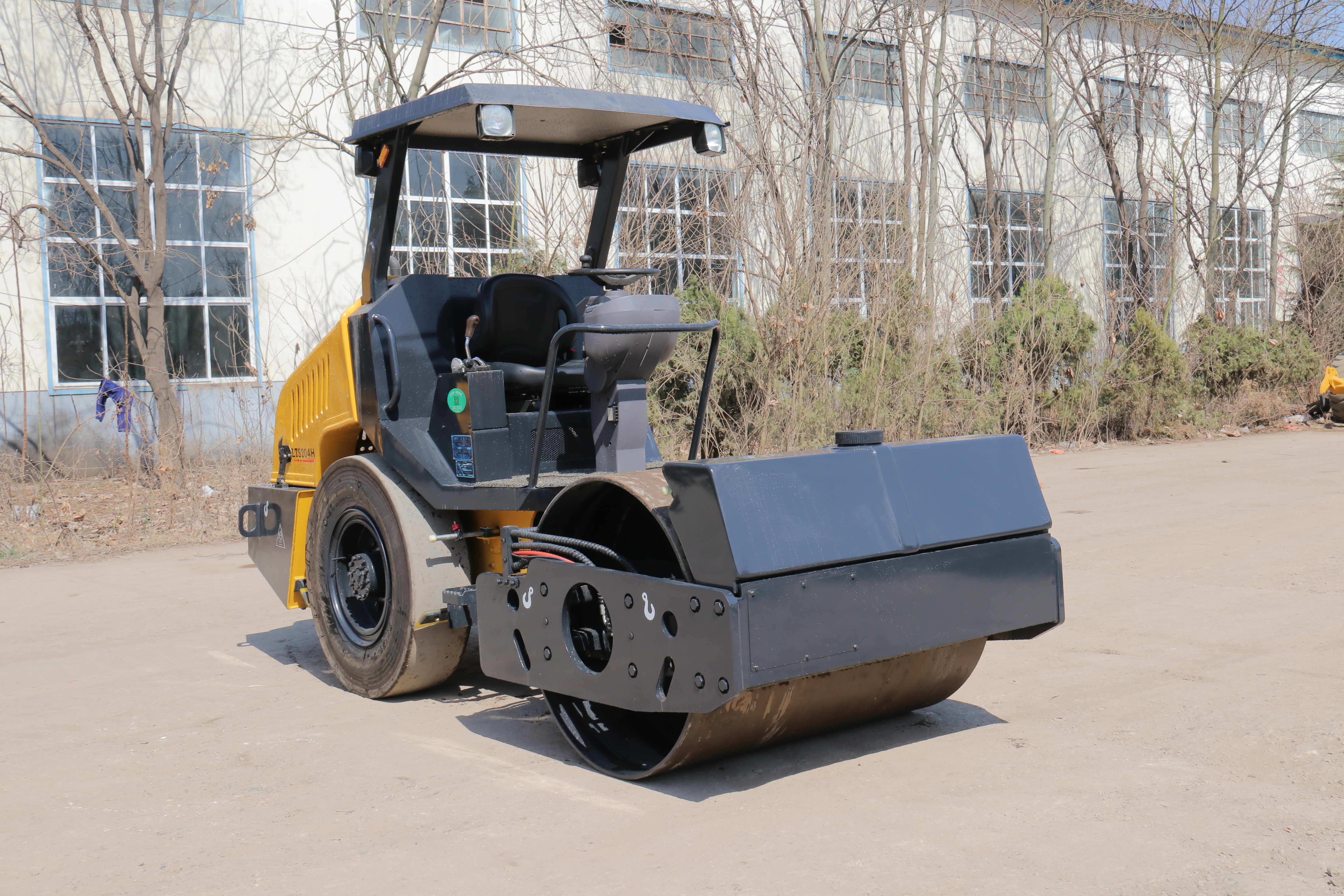 Lutong 4 Ton Fully Hydraulic Single Drum Vibratory Road Roller for Asphalt & Soil Compaction