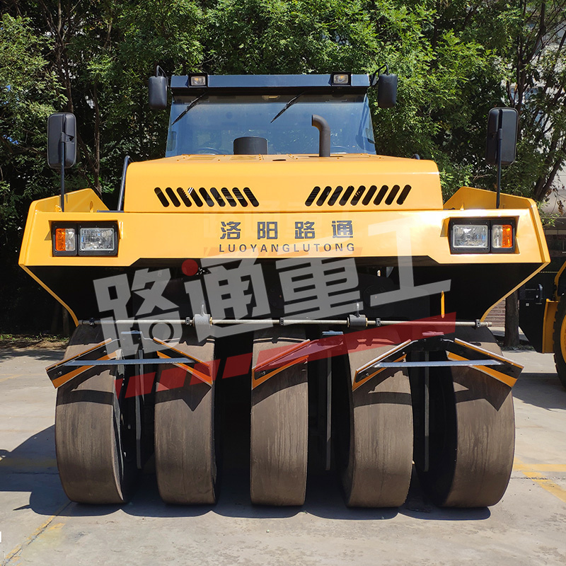 The Asphalt Beautician: Lutong LTP30H 30-Ton Fully Hydraulic Pneumatic Tyred Roller